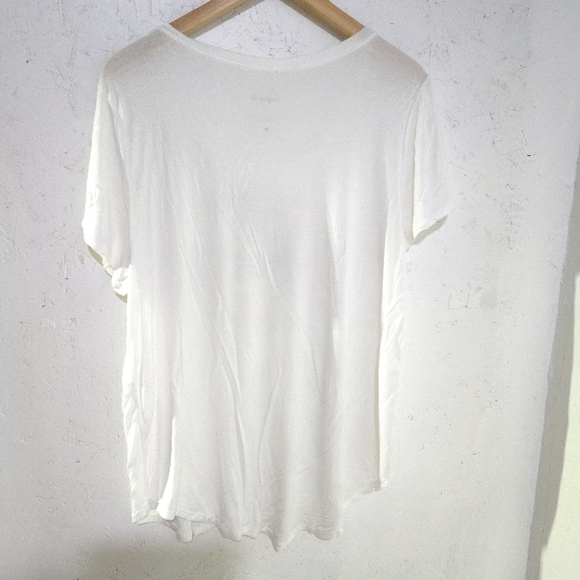Hollister | White Floral Womens Graphic Tee - Picture 6 of 9